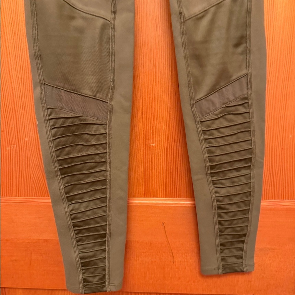 Alo Yoga High-waist Airlift Moto Legging Mesh details In Olive Branch Small - Picture 7 of 8